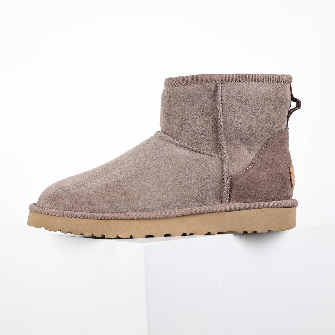 Pick up locally 💰540 Core recommendation Good price Cashmere insoles are a very suitable choice for keeping warm in winter and at home. In the new year, uug launched a series of styles, which are partial to the preferences of young consumers and have also moved to the forefront of fashion trends. Shoe body material Water-repellent coated suede upper 17mm UGGPURE™ implanted wool insole Lightweight non-slip comfortable rubber outsole With brand LOGO Trademark Comes with a full set of packaging Size: 35 36 37 38 39 40 41 42 43 44